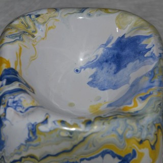 Cendrier anti fumée Cube marbré jaune et bleu et blanc