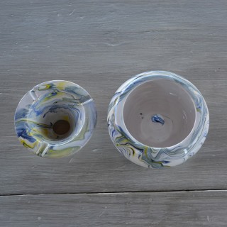 Cendrier anti fumée marbré blanc jaune et bleu - Moyen modèle